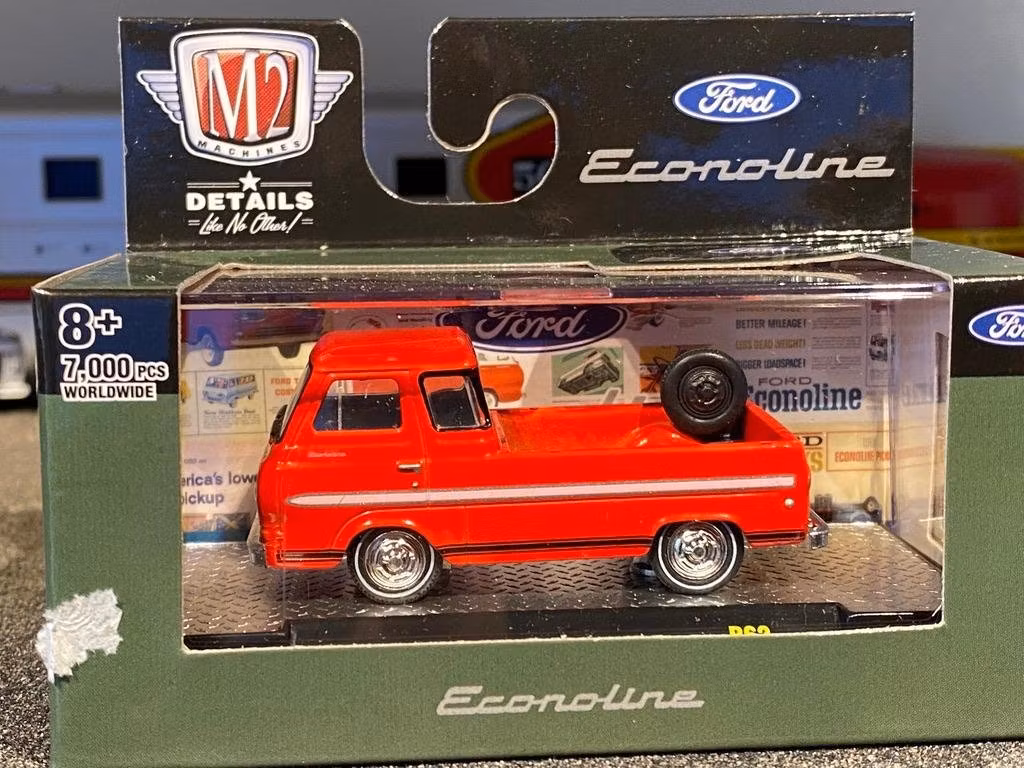 Skala 1/64 Ford Econoline Truck 65' från M2 Machines