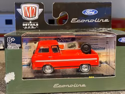 Skala 1/64 Ford Econoline Truck 65' från M2 Machines
