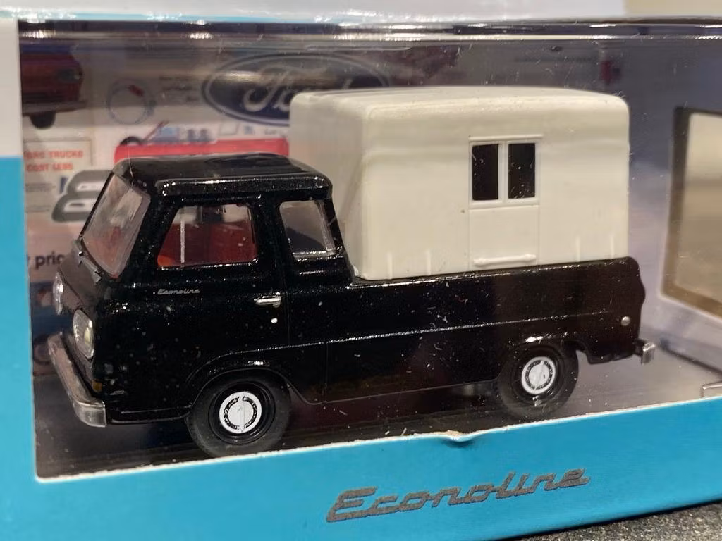 Skala 1/64 Ford Econoline Truck 1965' "Auto Meets" från M2 Machines