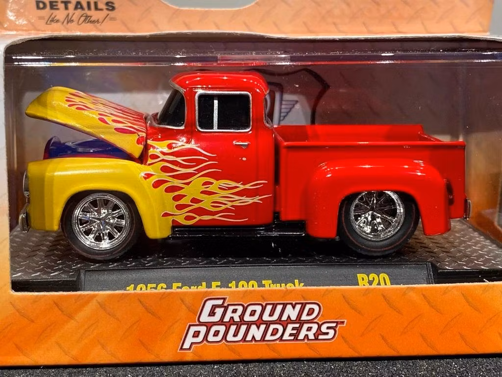 Skala 1/64 Ford F-100 Truck 56' med flames fr M2 Machines "Ground Pounders"