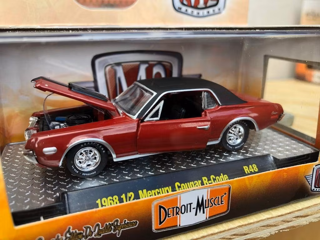 Skala 1/64 Mercury Cougar R-Code 68 1/2' "Detroit Muscle" från M2 Machines