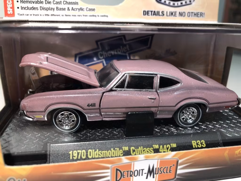 Oldsmobile Cutlass 442 70' i skala 1/64 från M2 Machines