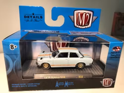 Skala 1/64 Datsun 510 70' "Auto Meets" från M2 Machines