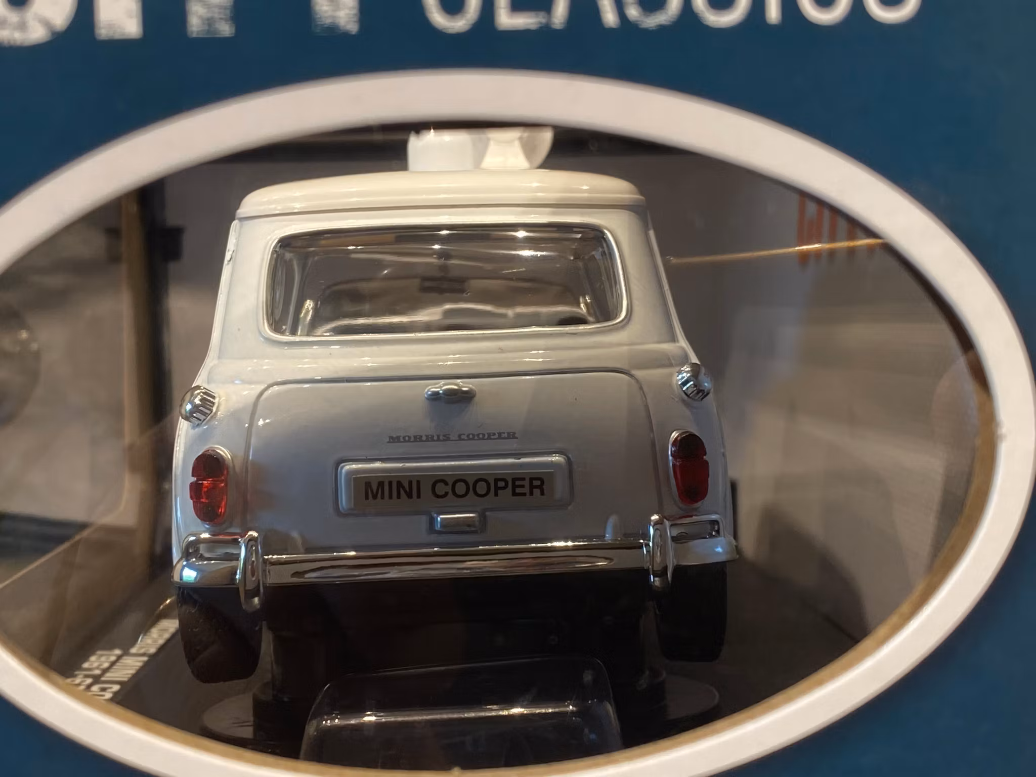 Skala 1/18 Morris Mini Cooper 1961-67 Police fr MotorMax