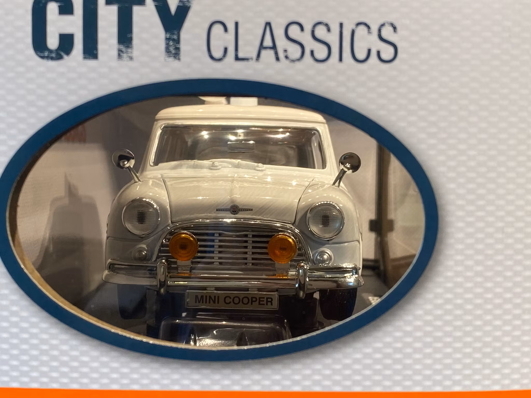 Skala 1/18 Morris Mini Cooper 1961-67 Police fr MotorMax