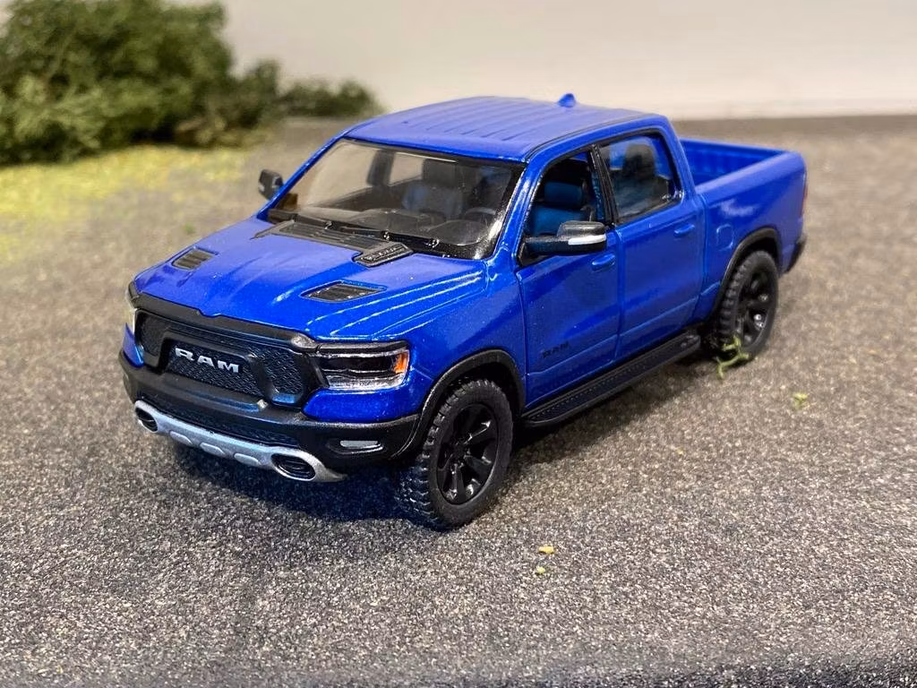 Skala 1/43 (1/46) RAM 1500 2019' Blue fr Kinsmart