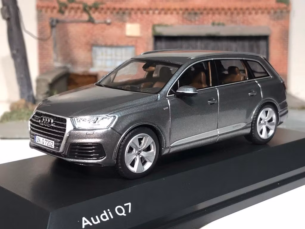 Skala 1/43: AUDI Q7 fr Quattro GmbH - Skadad förpackning