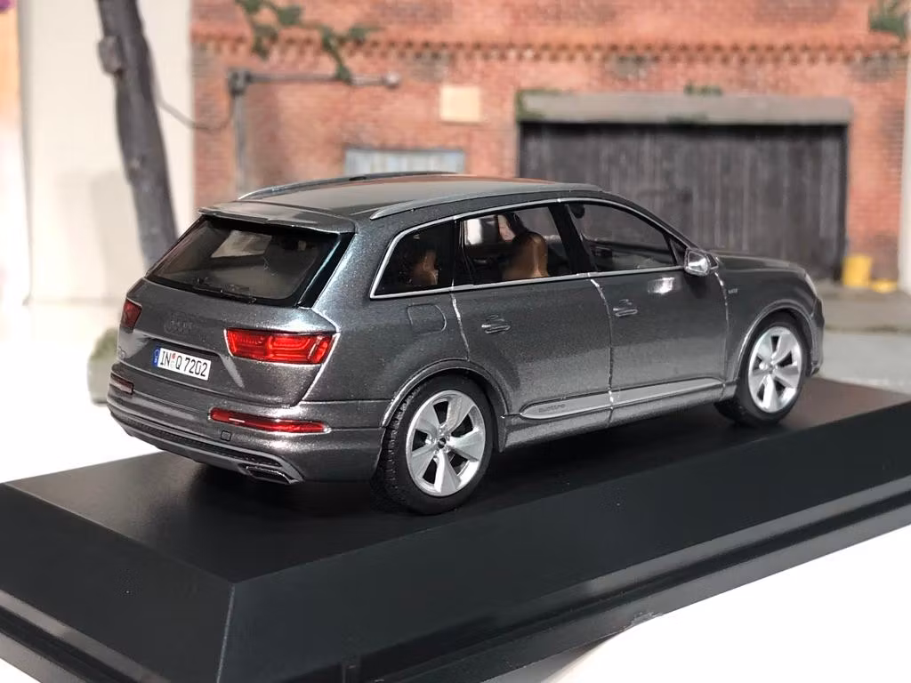 Skala 1/43: AUDI Q7 fr Quattro GmbH - Skadad förpackning