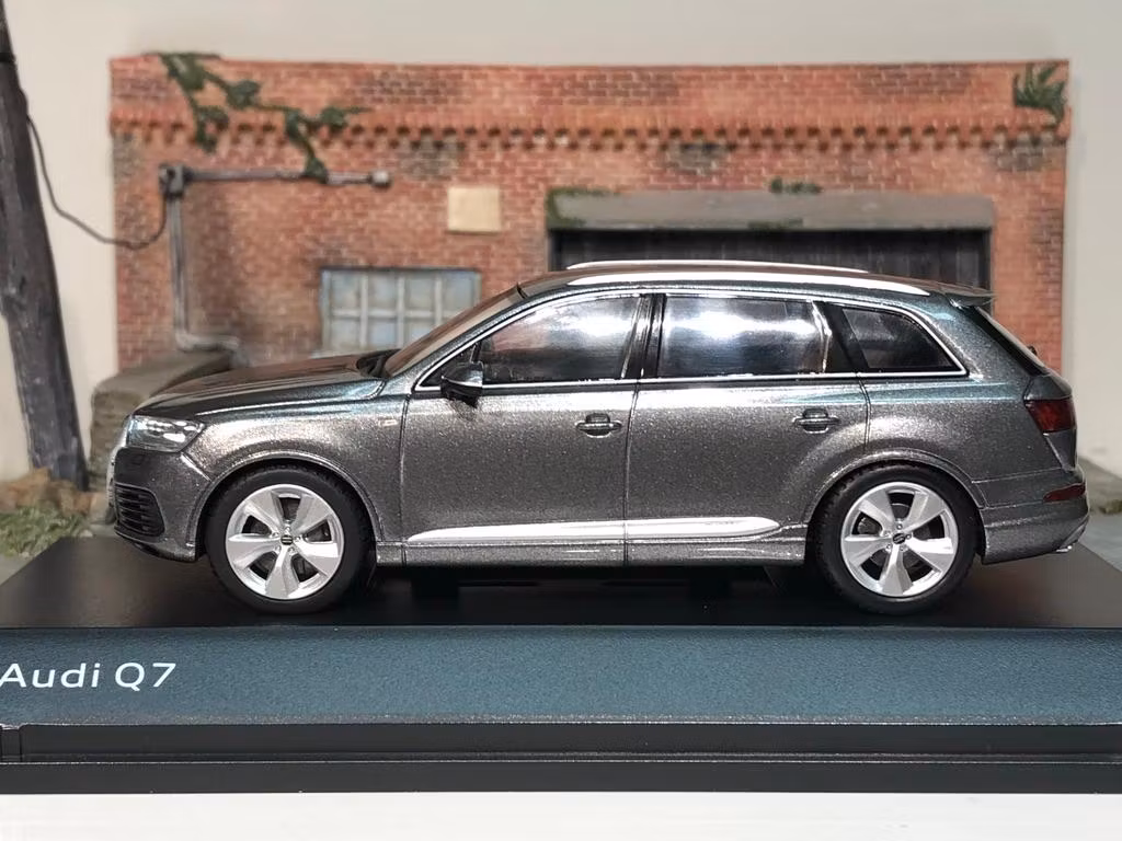 Skala 1/43: AUDI Q7 fr Quattro GmbH - Skadad förpackning