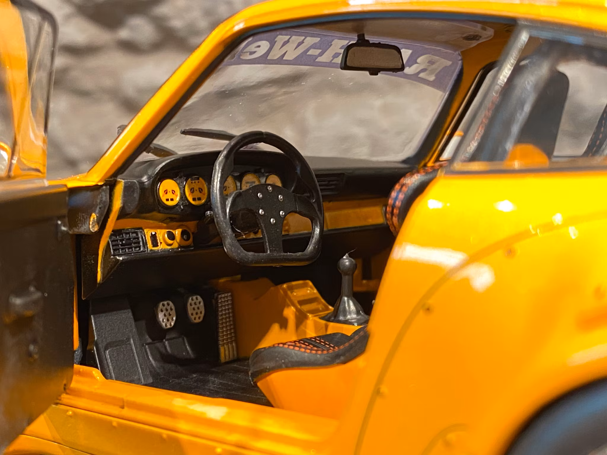 Skala 1/18 Ljuvlig Porsche 911 RWB Hibiki från Solido