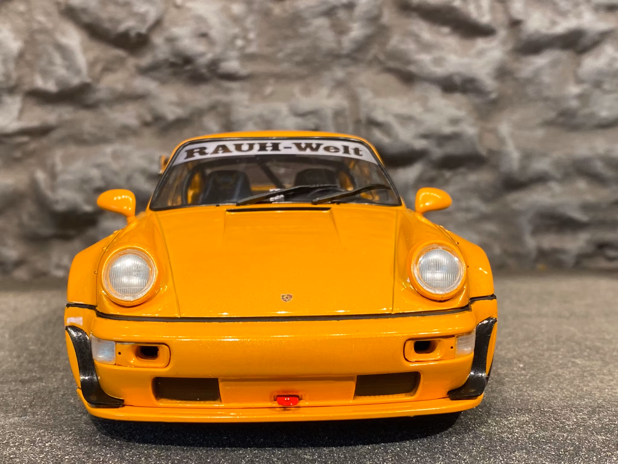 Skala 1/18 Ljuvlig Porsche 911 RWB Hibiki från Solido