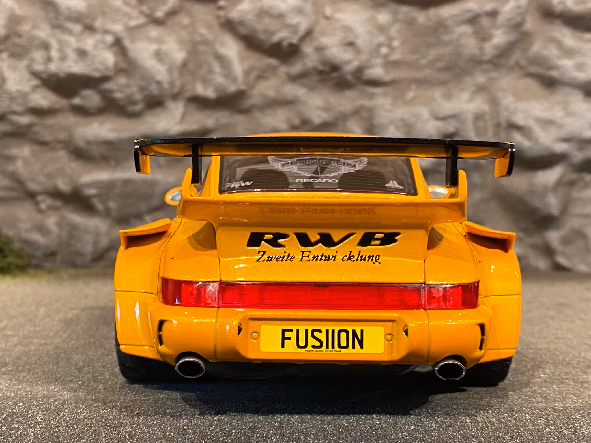 Skala 1/18 Ljuvlig Porsche 911 RWB Hibiki från Solido
