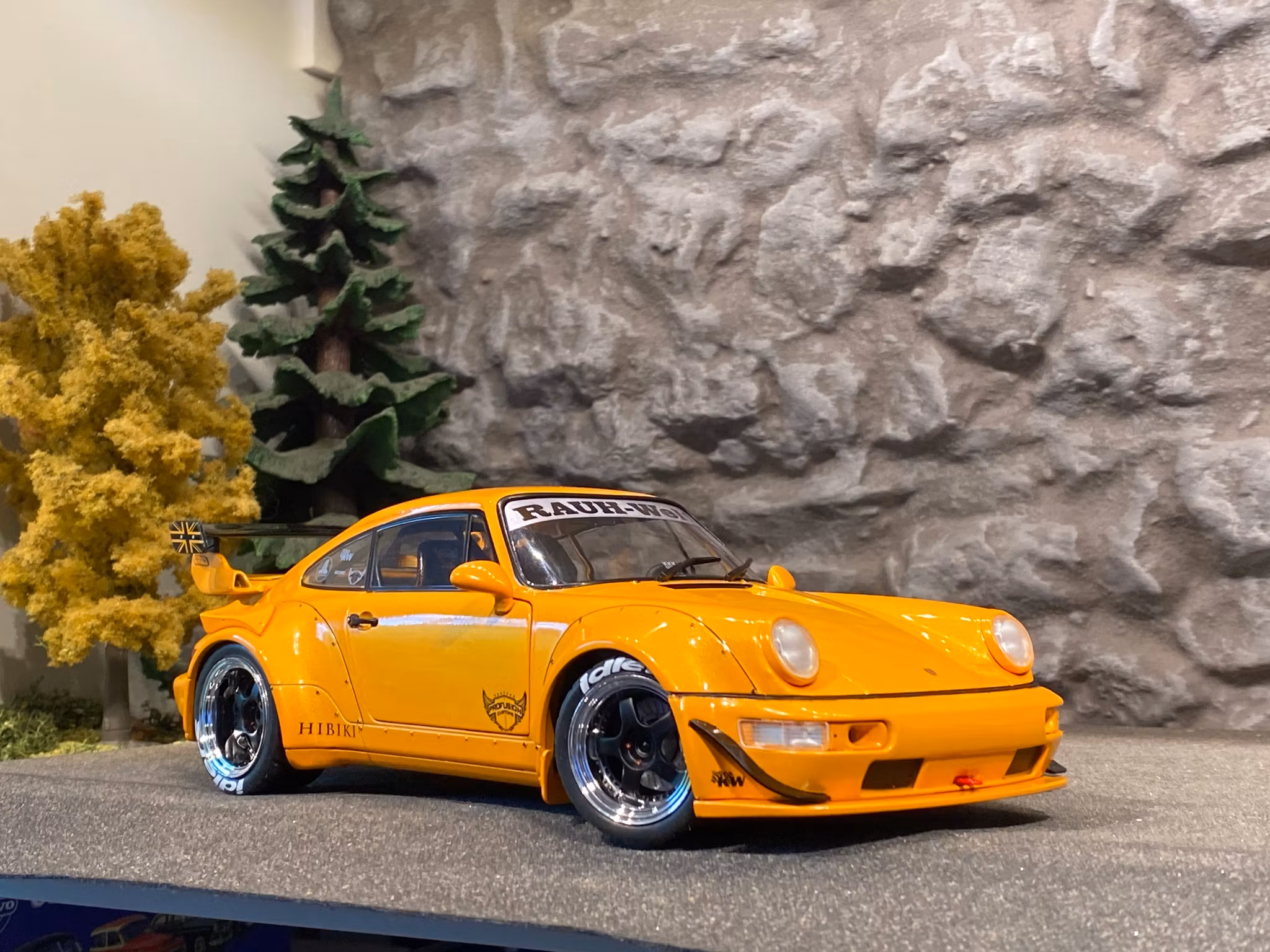 Skala 1/18 Ljuvlig Porsche 911 RWB Hibiki från Solido
