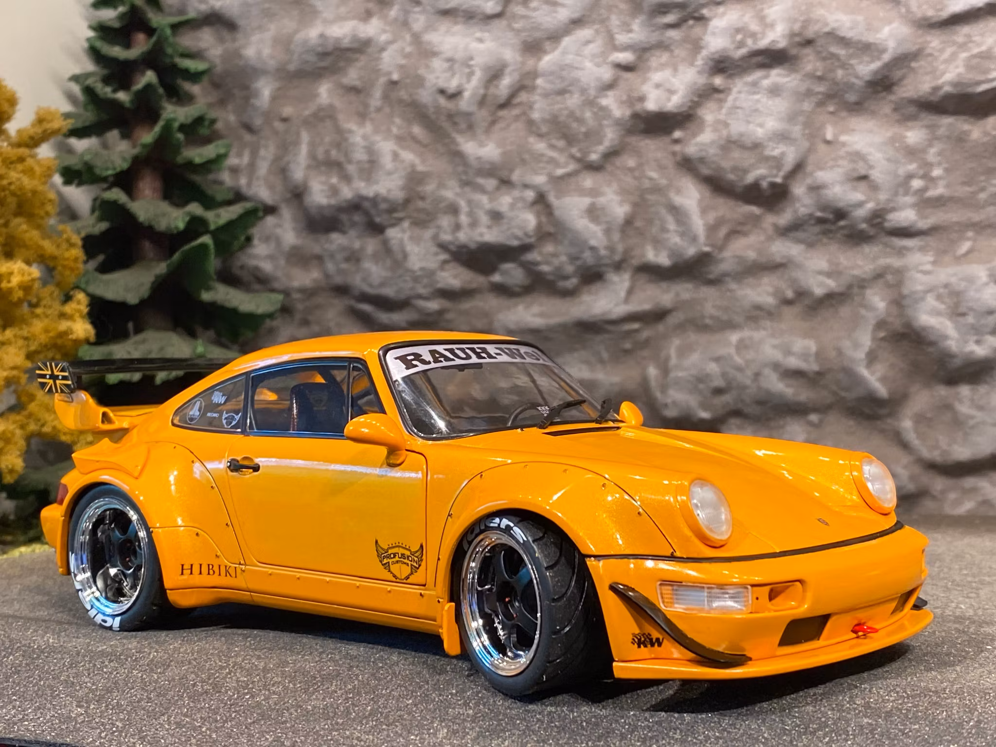 Skala 1/18 Ljuvlig Porsche 911 RWB Hibiki från Solido