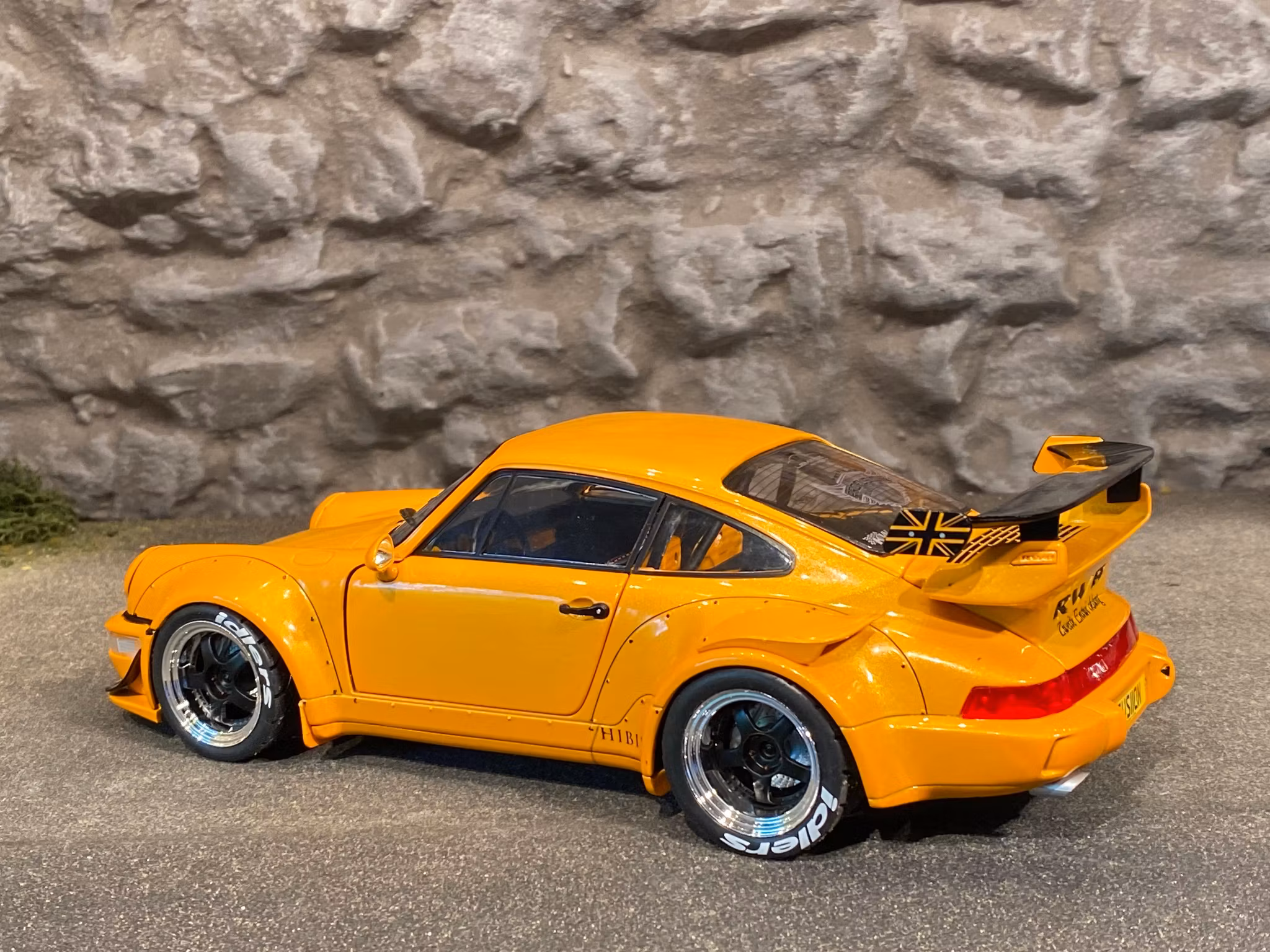 Skala 1/18 Ljuvlig Porsche 911 RWB Hibiki från Solido