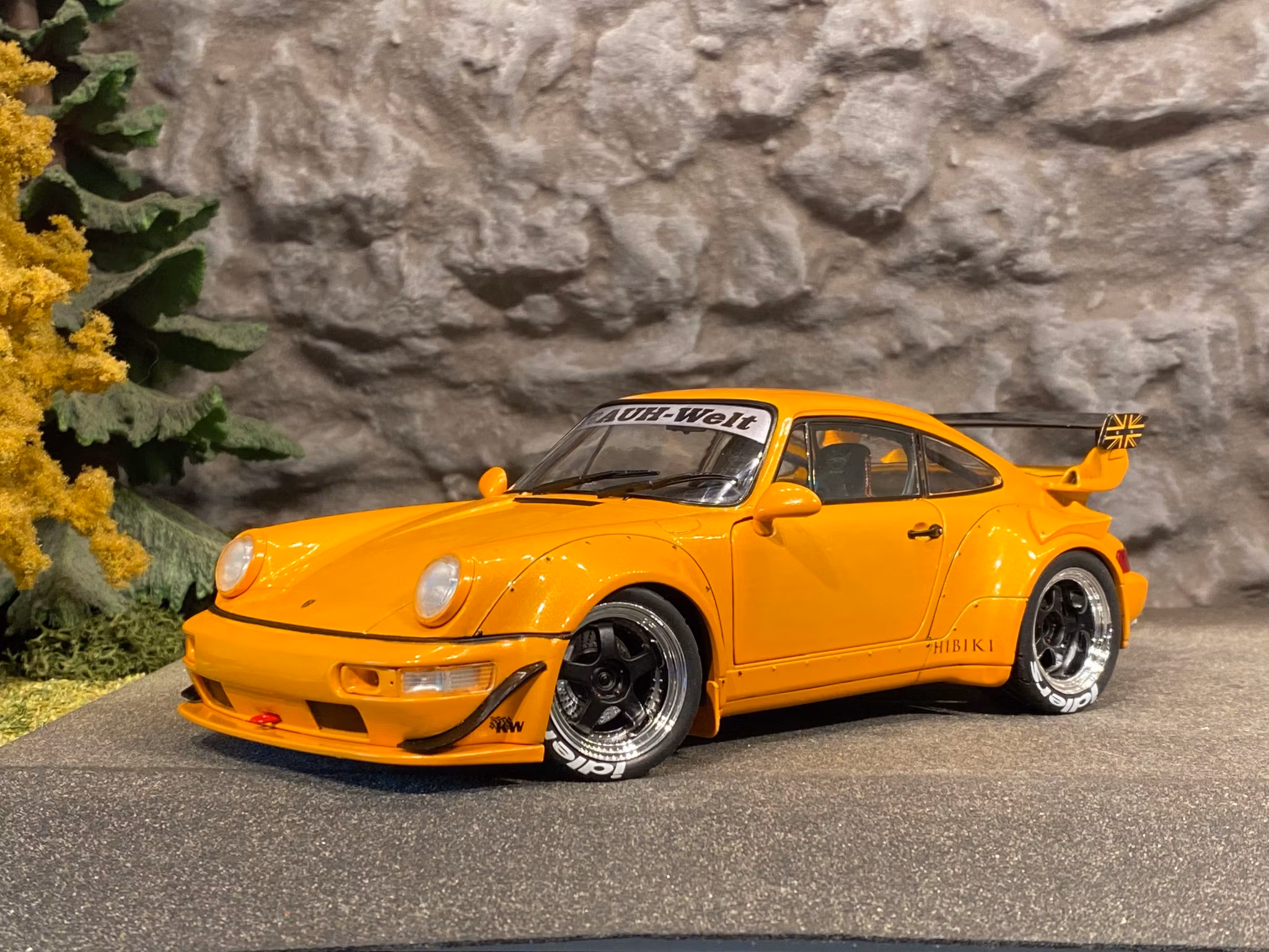 Skala 1/18 Ljuvlig Porsche 911 RWB Hibiki från Solido