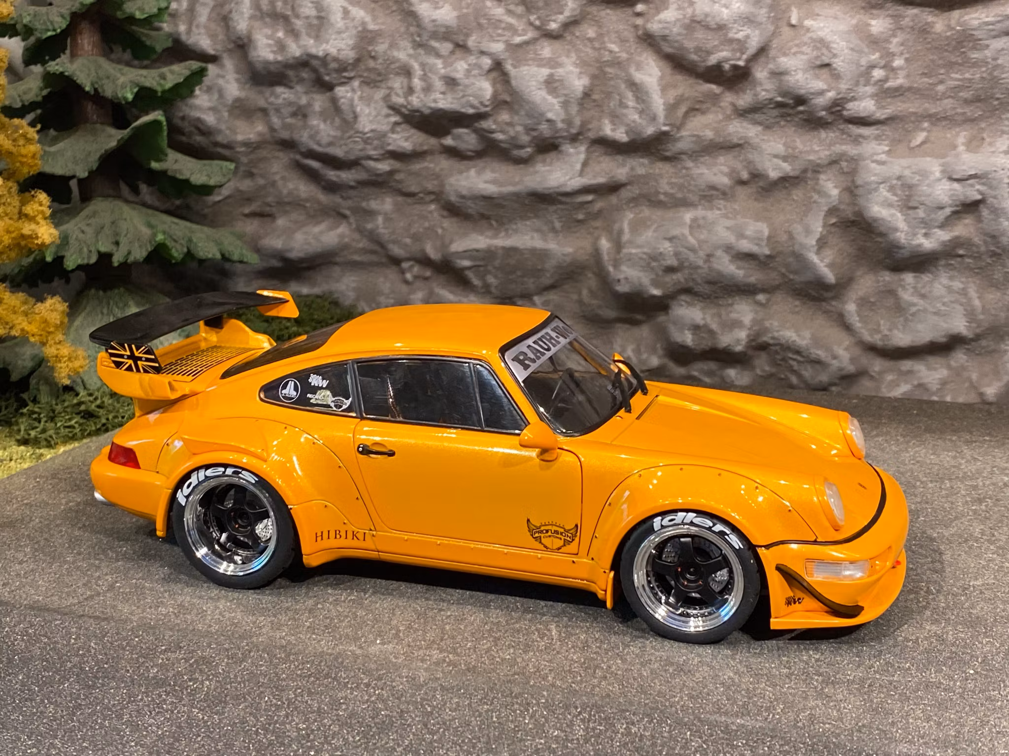 Skala 1/18 Ljuvlig Porsche 911 RWB Hibiki från Solido