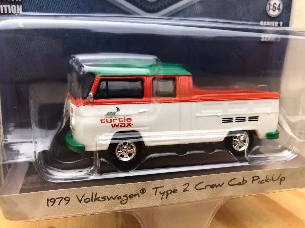 Skala 1/64 Volkswagen T2 79' "Turtle wax" "Blue Collar" från Greenlight