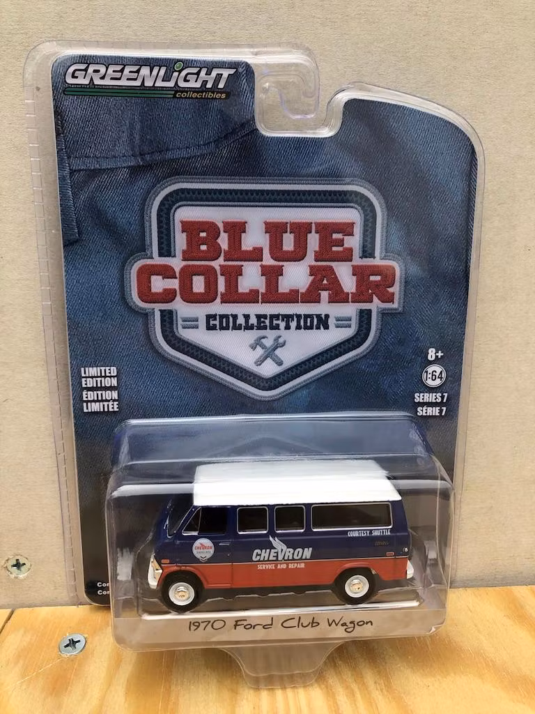 Skala 1/64 Ford Club Wagon 70' "CHEVRON" "Blue Collar" från Greenlight
