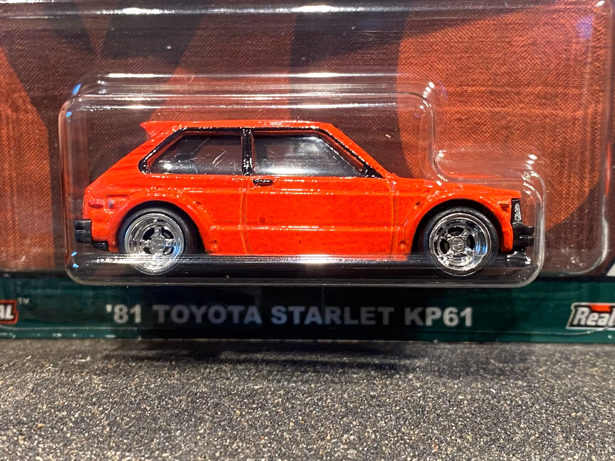 Skala 1/64 Hot Wheels PREMIUM - Toyota: Toyota Starlet KP61 81'