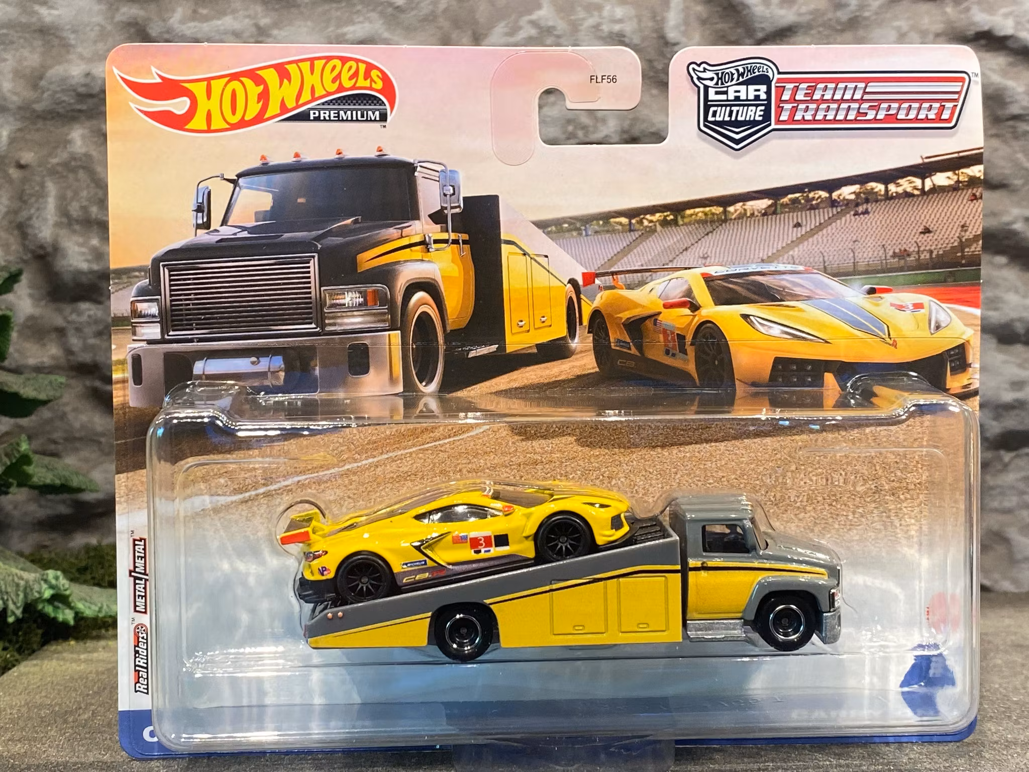 Skala 1/64 Hot Wheels PREMIUM Team Transport: Corvette C8.R