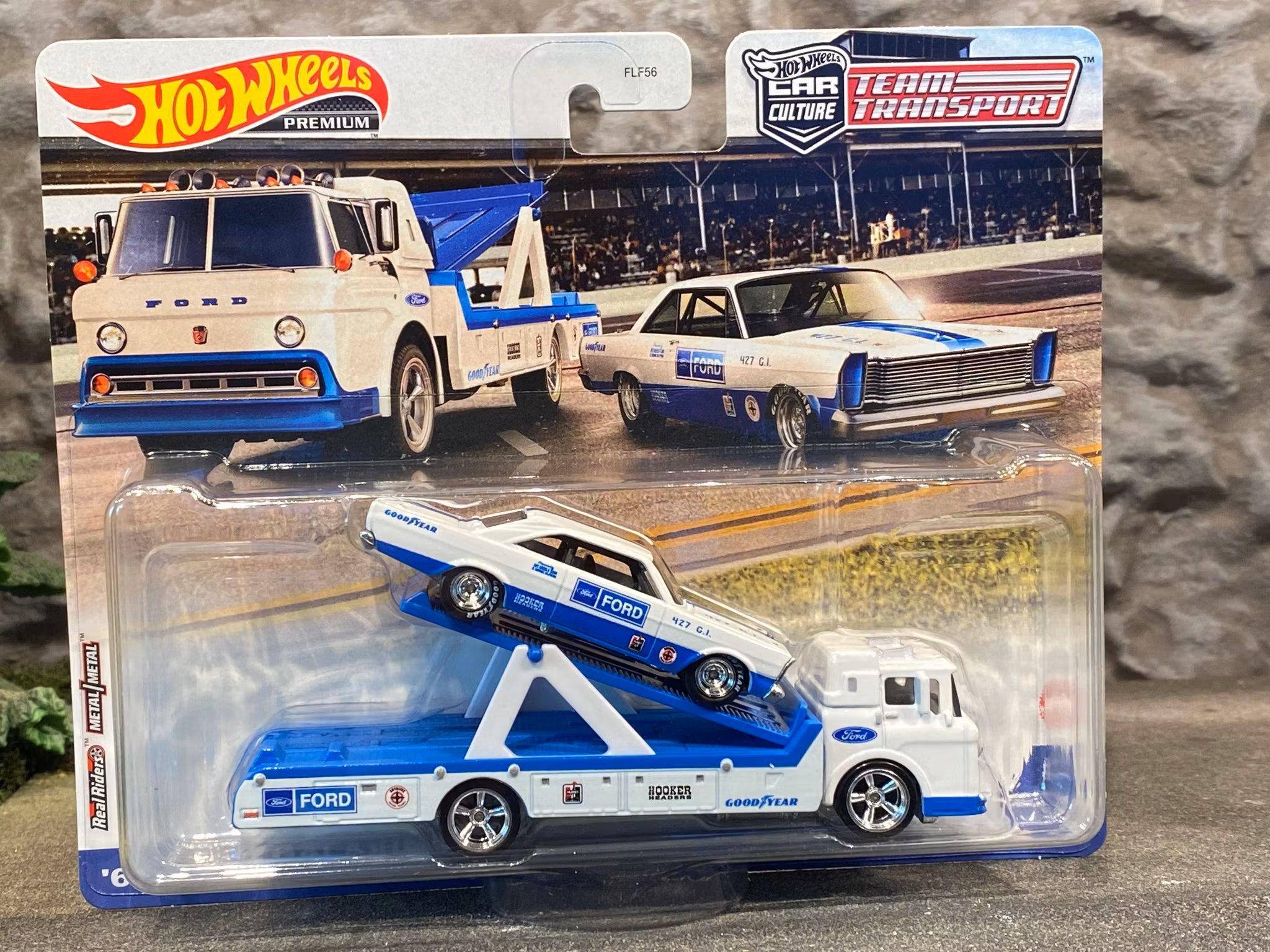 Skala 1/64 Hot Wheels PREMIUM Team Transport: Ford Galaxie 65' + Ford C-800