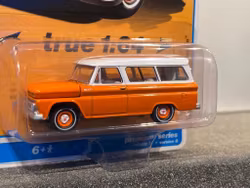 Skala 1/64 Chevy Suburban 65' fr AUTO WORLD Lim. Ed. Rel. 1 Ver B