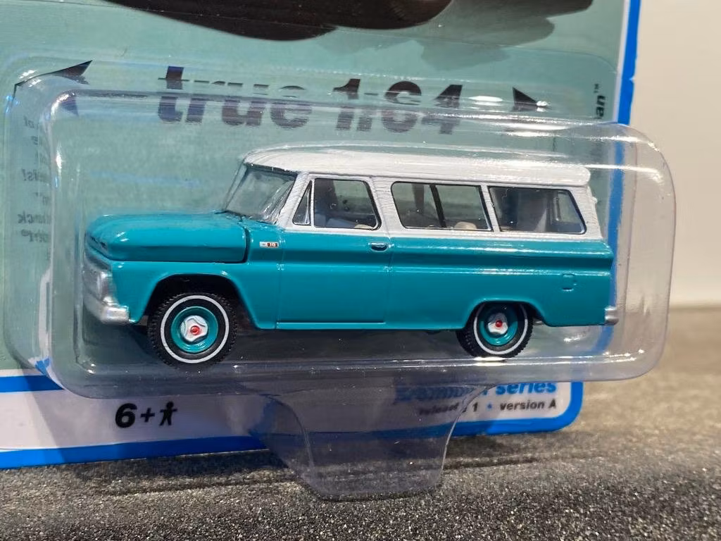 Skala 1/64 Chevy Suburban 65' fr AUTO WORLD Lim. Ed. Rel. 1 Ver A