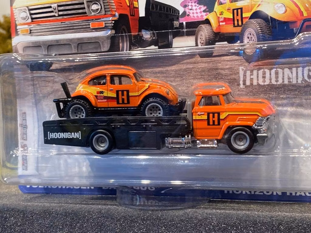 Skala 1/64 HOT WHEELS PREMIUM - VW Baja Bug + Horizon Hauler#31 Team Transport