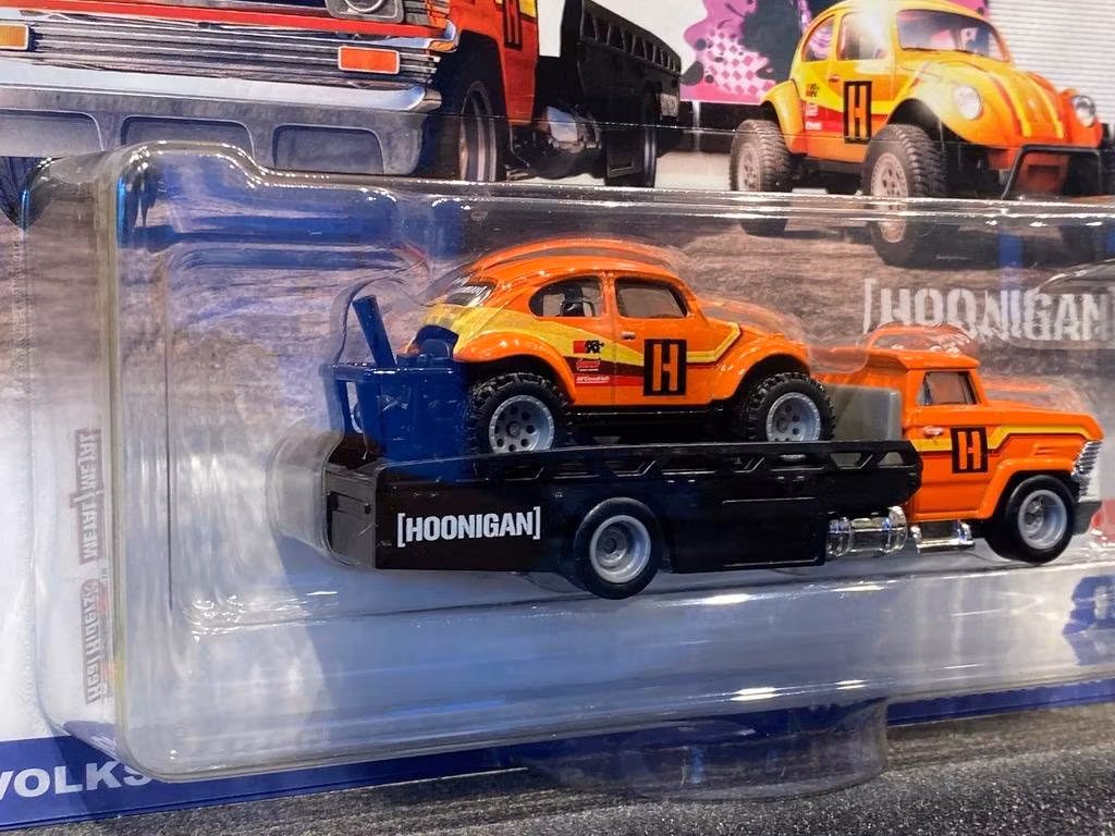 Skala 1/64 HOT WHEELS PREMIUM - VW Baja Bug + Horizon Hauler#31 Team Transport