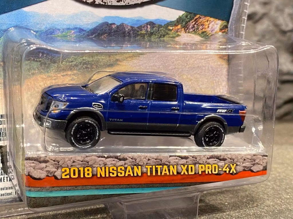 Skala 1/64 Nissan Titan XD Pro-4X 18' "All-Terrain" från Greenlight