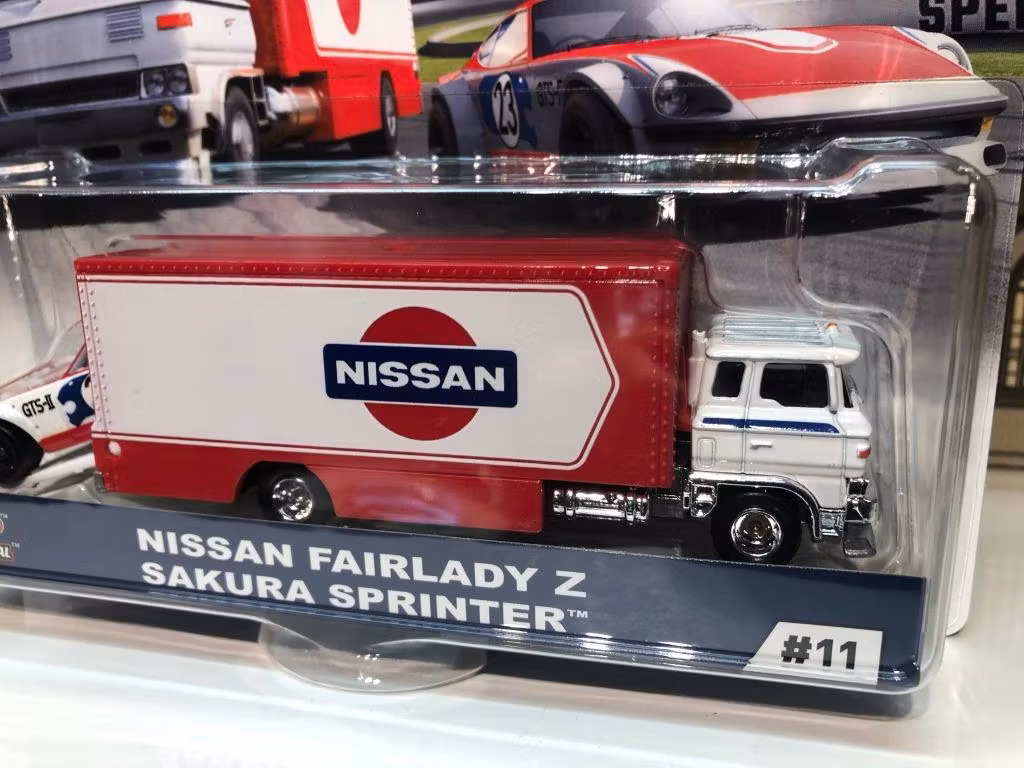 Skala 1/64 HOT WHEELS PREMIUM NISSAN FAIRLADY Z, SAKURA SPRIN #11 Team Transport
