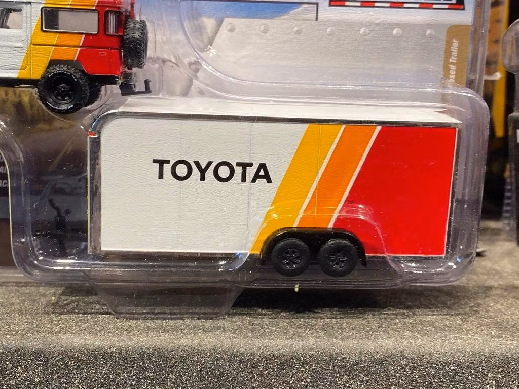 Skala 1/64 Urhäftig Toyota Land Cruiser 80' m släp fr Johnny Lightning MiJo excl