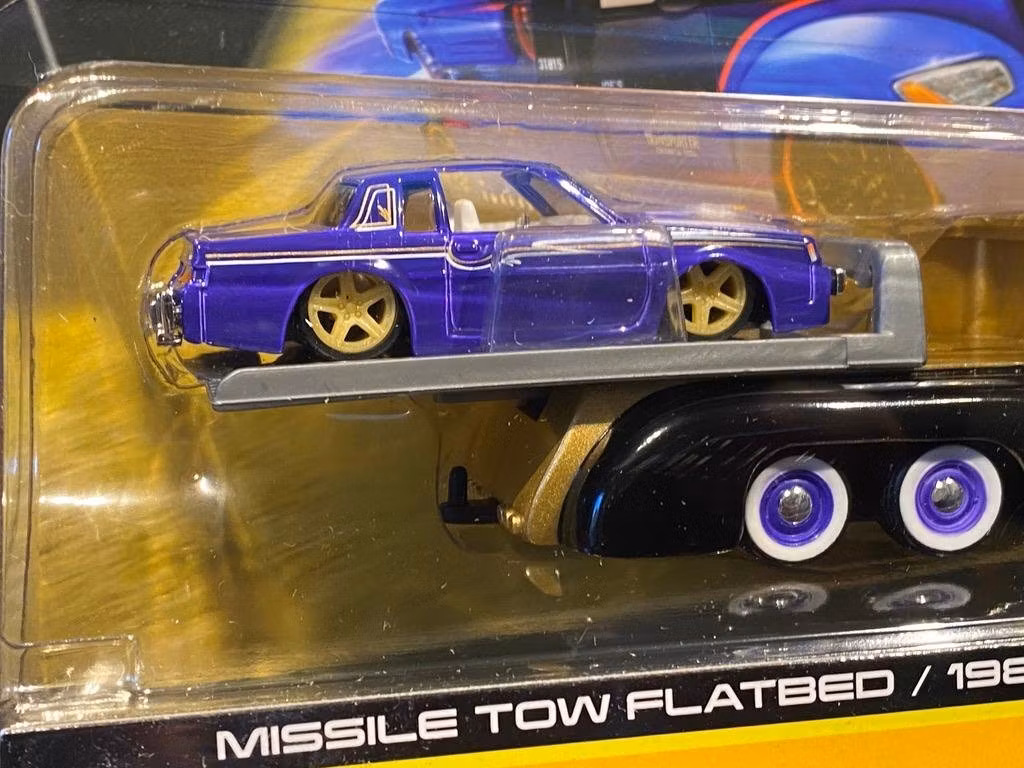 Skala 1/64 Missile Tow Flatbed & Buick Regal 97' T-Type från Maisto Design