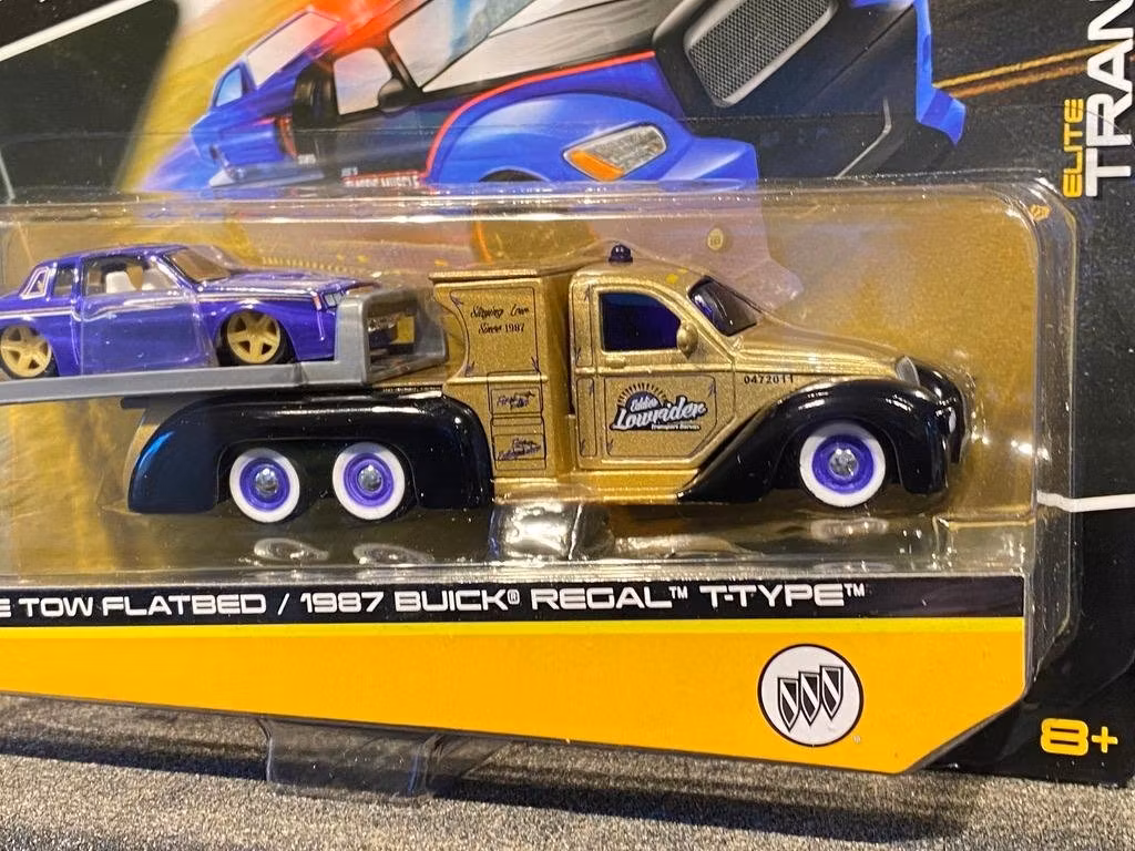 Skala 1/64 Missile Tow Flatbed & Buick Regal 97' T-Type från Maisto Design