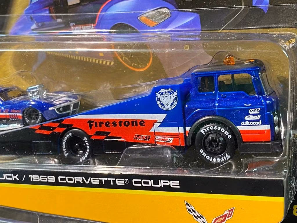 Skala 1/64 Riktigt snygg Ramptruck m Corvette Coupe 69' från Maisto Design