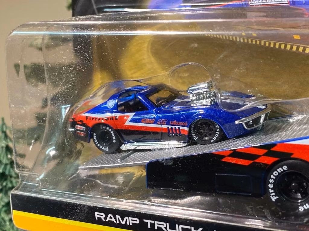 Skala 1/64 Riktigt snygg Ramptruck m Corvette Coupe 69' från Maisto Design