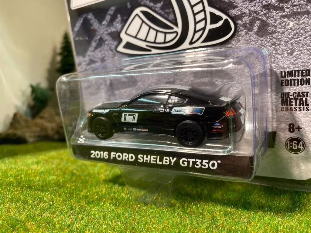 Skala 1/64 Ford Shelby GT350 16' "Track attack" från GreenLight Excl.