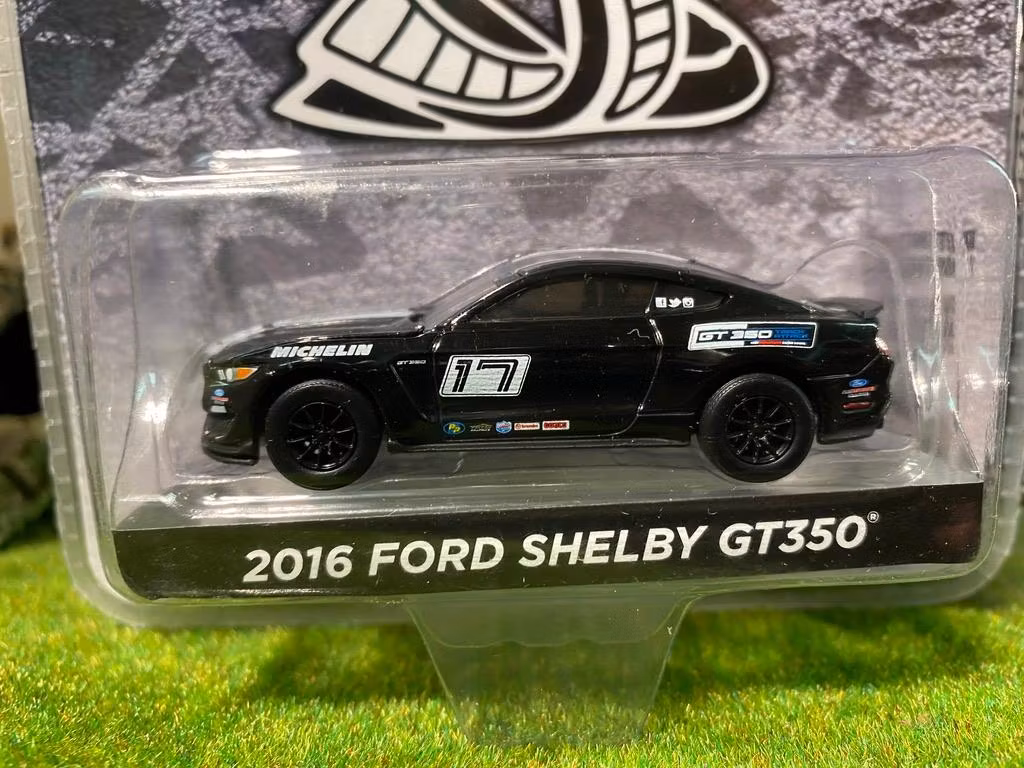 Skala 1/64 Ford Shelby GT350 16' "Track attack" från GreenLight Excl.