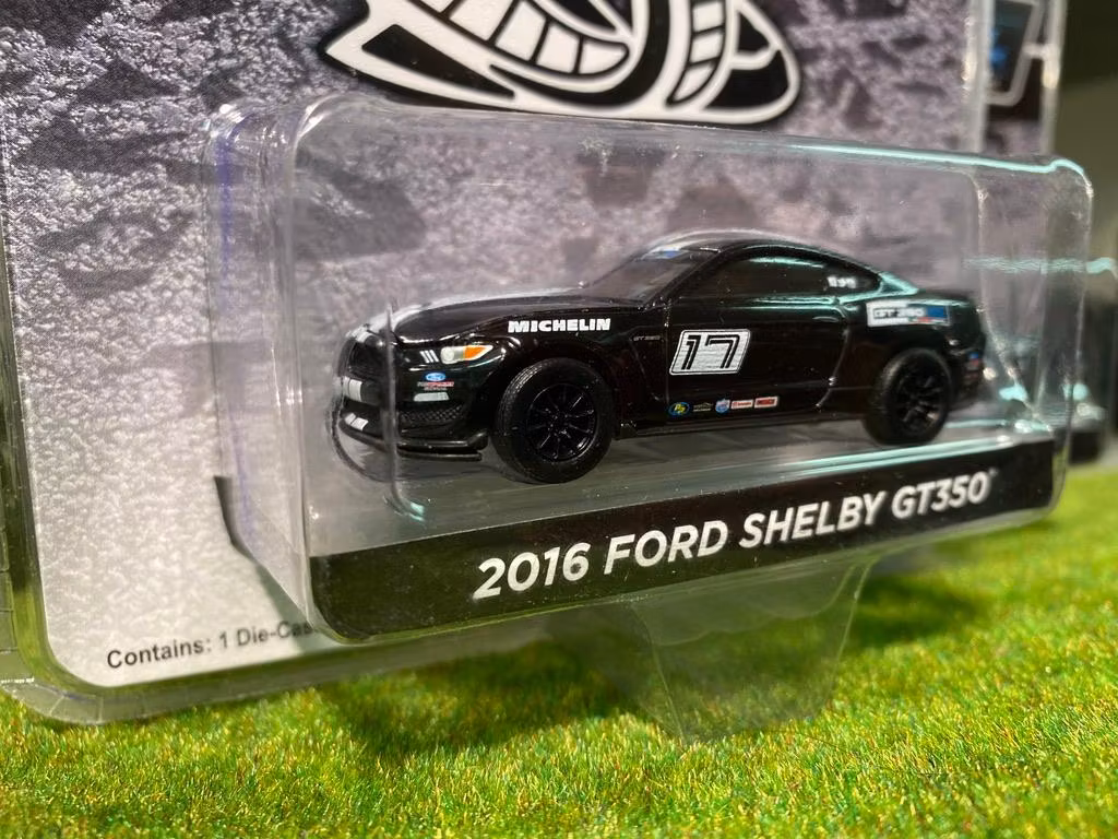 Skala 1/64 Ford Shelby GT350 16' "Track attack" från GreenLight Excl.