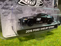 Skala 1/64 Ford Shelby GT350 16' "Track attack" från GreenLight Excl.