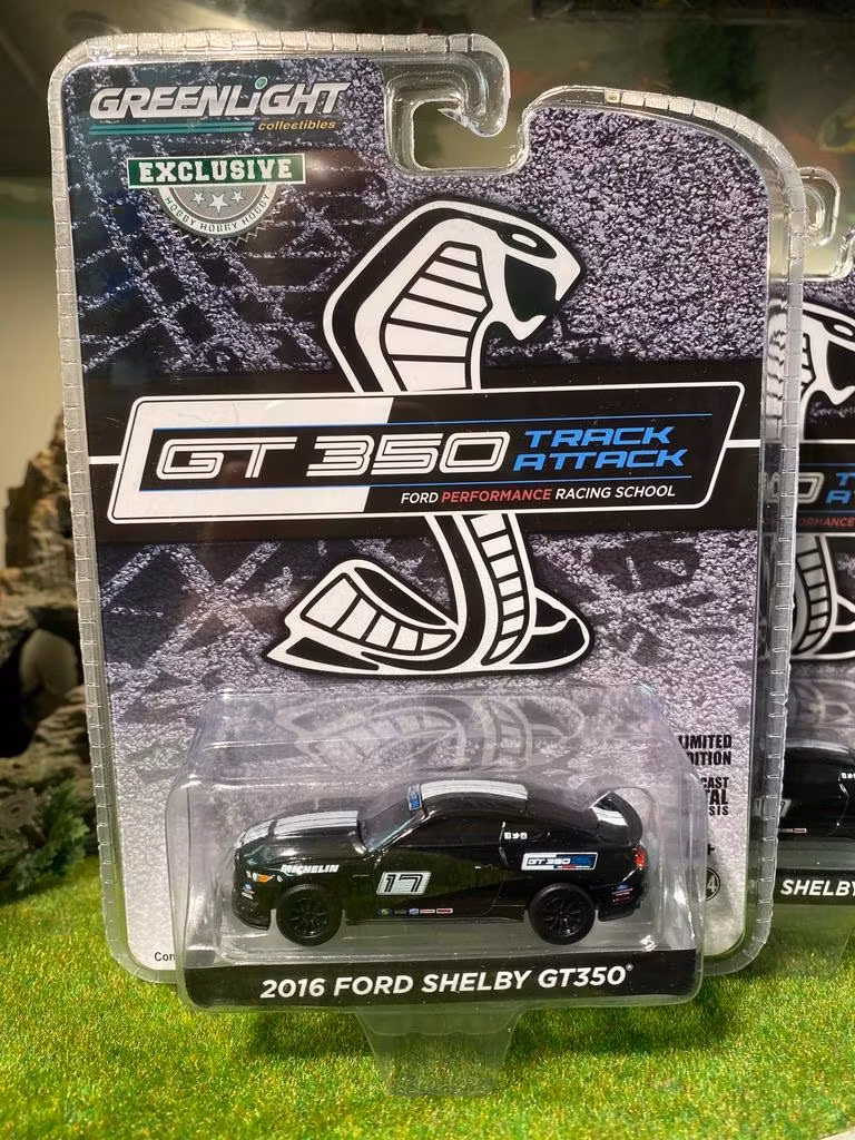 Skala 1/64 Ford Shelby GT350 16' "Track attack" från GreenLight Excl.