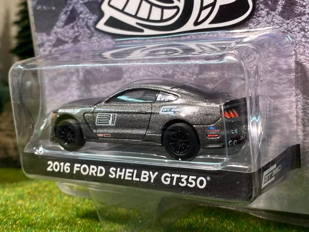 Skala 1/64 Ford Shelby GT350 16' "Track attack" från GreenLight Excl.
