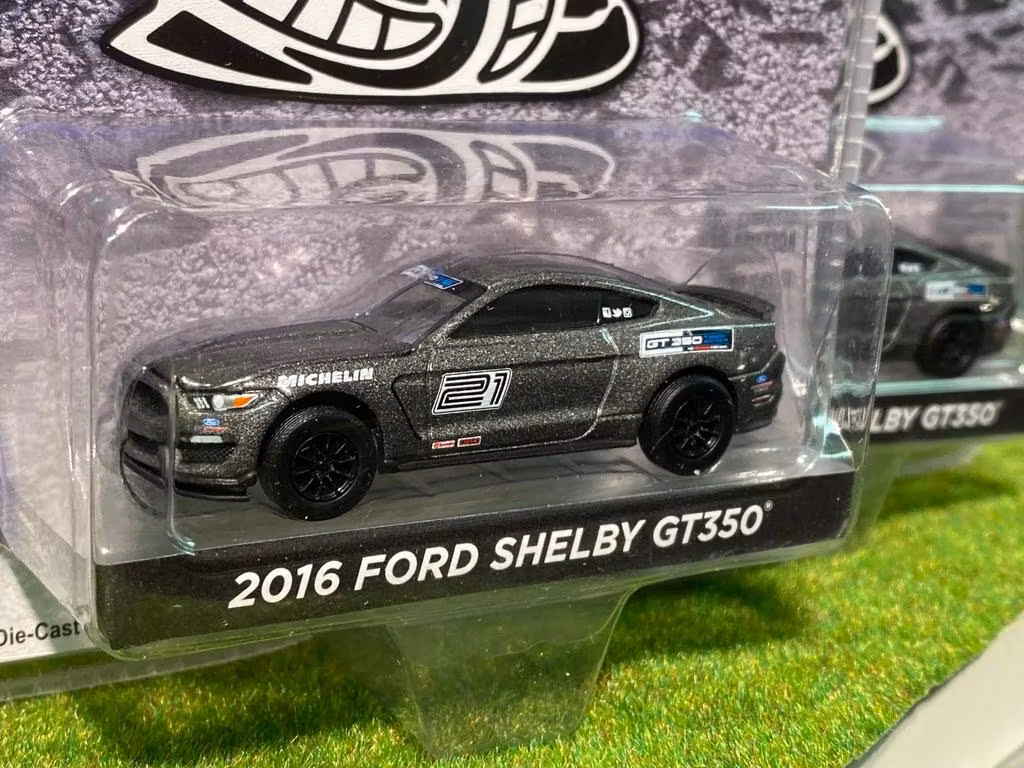 Skala 1/64 Ford Shelby GT350 16' "Track attack" från GreenLight Excl.