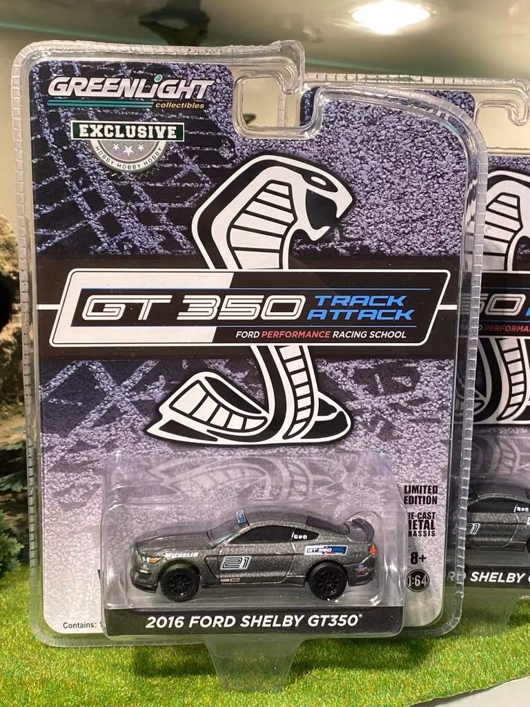 Skala 1/64 Ford Shelby GT350 16' "Track attack" från GreenLight Excl.
