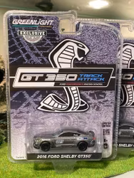 Skala 1/64 Ford Shelby GT350 16' "Track attack" från GreenLight Excl.