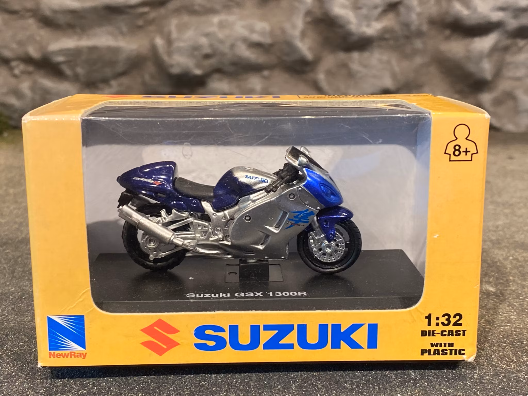Skala 1/32 Suzuki GSX 1300R Motorcykel från New Ray