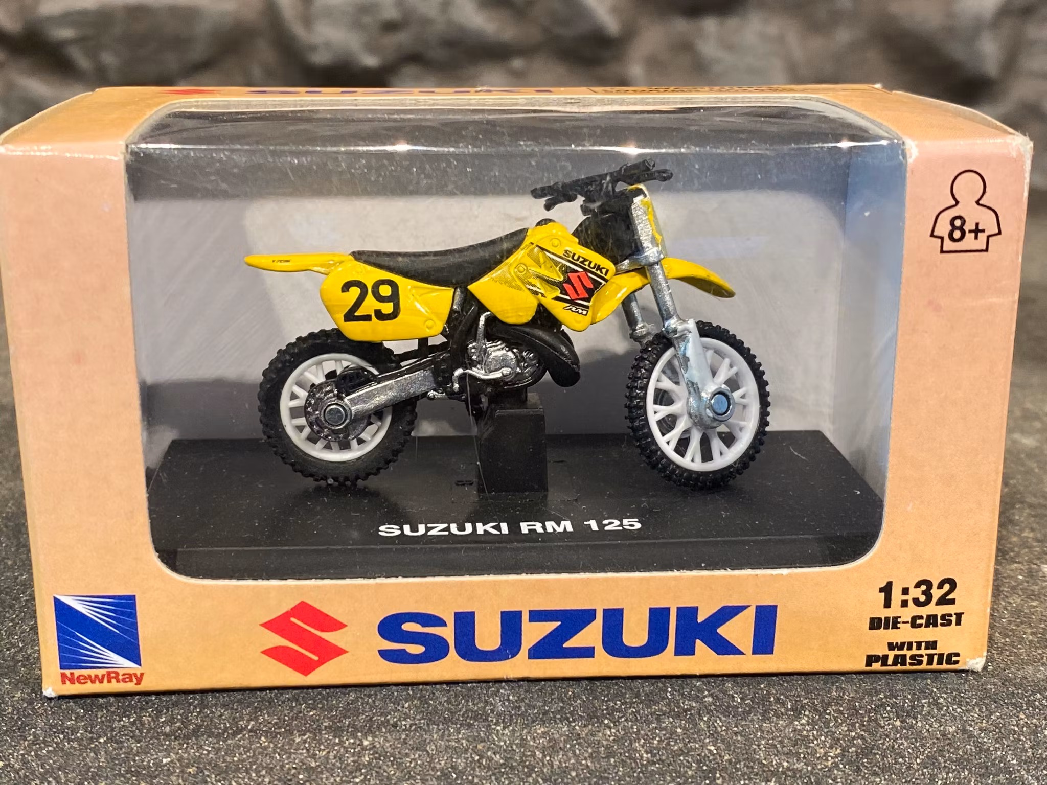 Skala 1/32 Suzuki RM 125 Motorcykel från New Ray