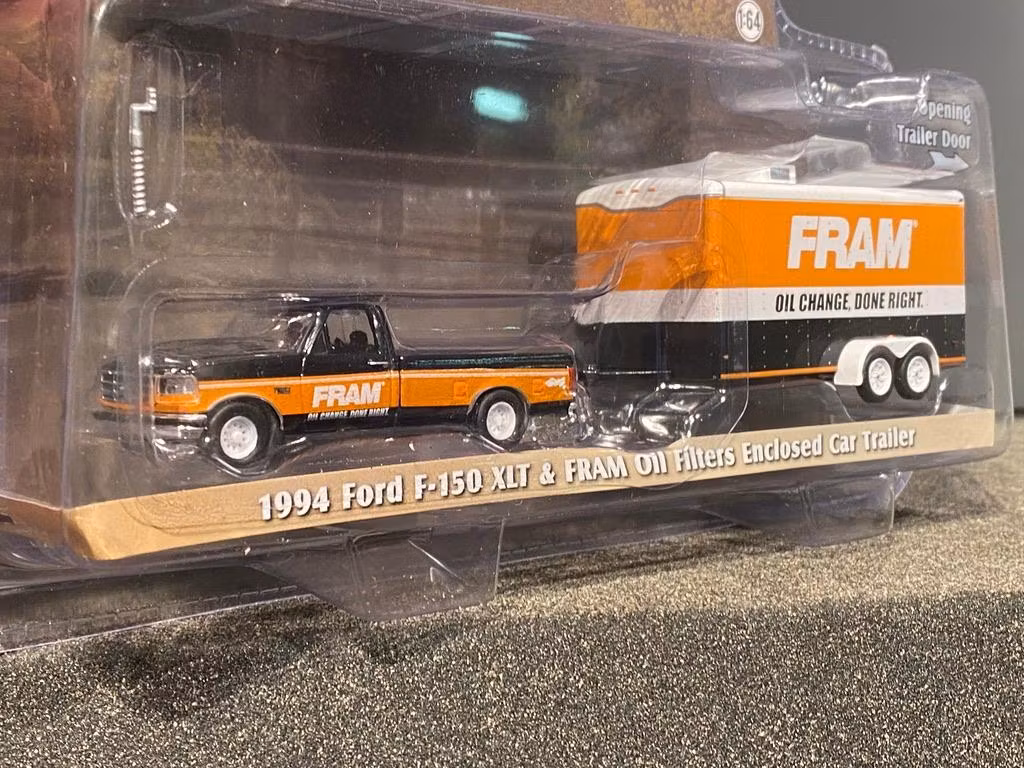 Skala 1/64 Ford F-150 XLT 94' & "FRAM"-Trailer fr GreenLight
