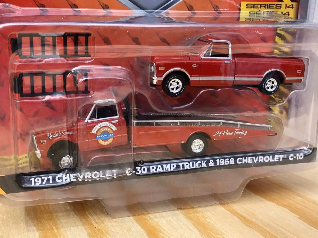 Skala 1/64 71' Chevrolet C30 Ramptruck m Chevrolet C-10 68'  fr GreenLight Lmt Ed